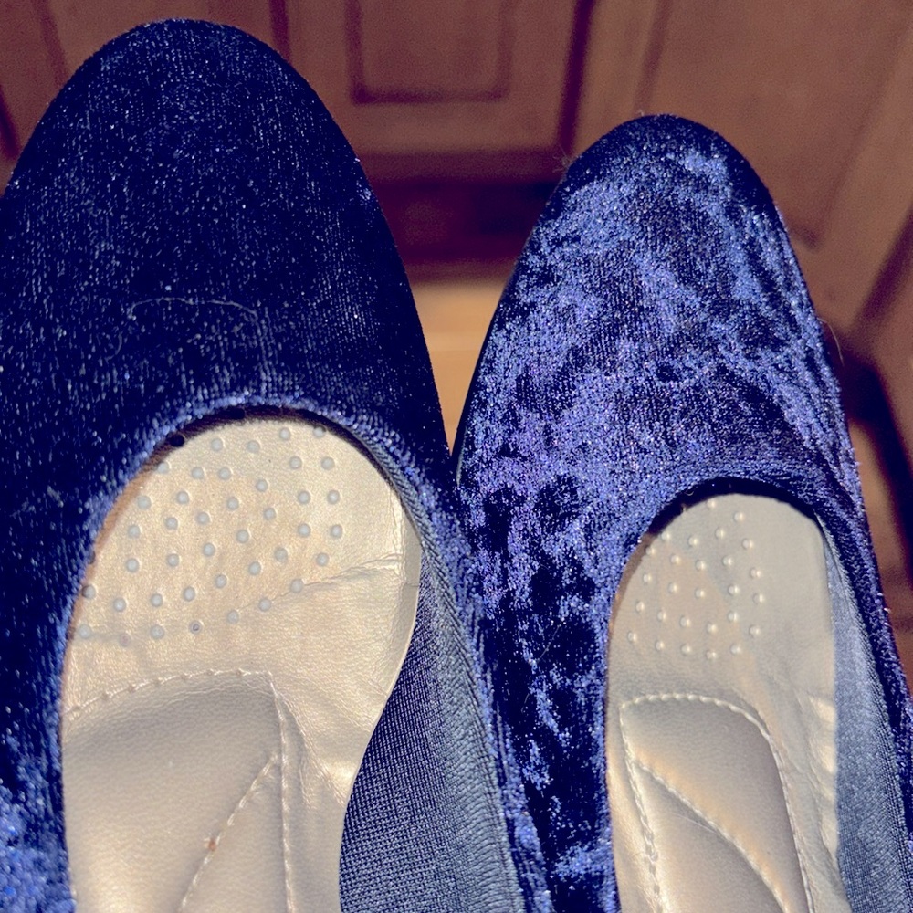 Soft Style Shoes - Picture 2 of 8